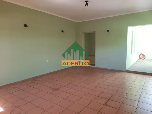 Casa com 300m² 4 quartos e 2 banheiros, para alugar, no bairro Novo Umuarama em Araçatuba