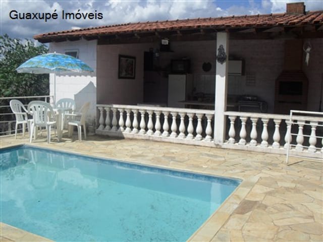 Foto do Casa - Casa c/ : 2 dormitórios, 2 banheiros, sala de TV, sala de estar, sala de jantar, copa, cozinha, despensa, área deserviço, lavanderia, quintal c/ piscina, churrasqueira, edícula, garagem . ( portão eletrônico ). | Guaxupé Imóveis Ltda