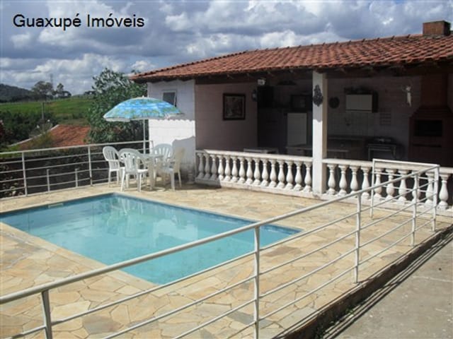 Foto do Casa - Casa c/ : 2 dormitórios, 2 banheiros, sala de TV, sala de estar, sala de jantar, copa, cozinha, despensa, área deserviço, lavanderia, quintal c/ piscina, churrasqueira, edícula, garagem . ( portão eletrônico ). | Guaxupé Imóveis Ltda