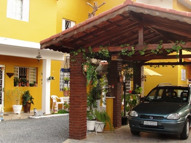 Casa com 320m² 4 quartos e 1 banheiro, à venda, no bairro Carangola em Pindamonhangaba