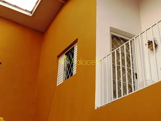 Casa com 320m² 4 quartos e 1 banheiro, à venda, no bairro Carangola em Pindamonhangaba