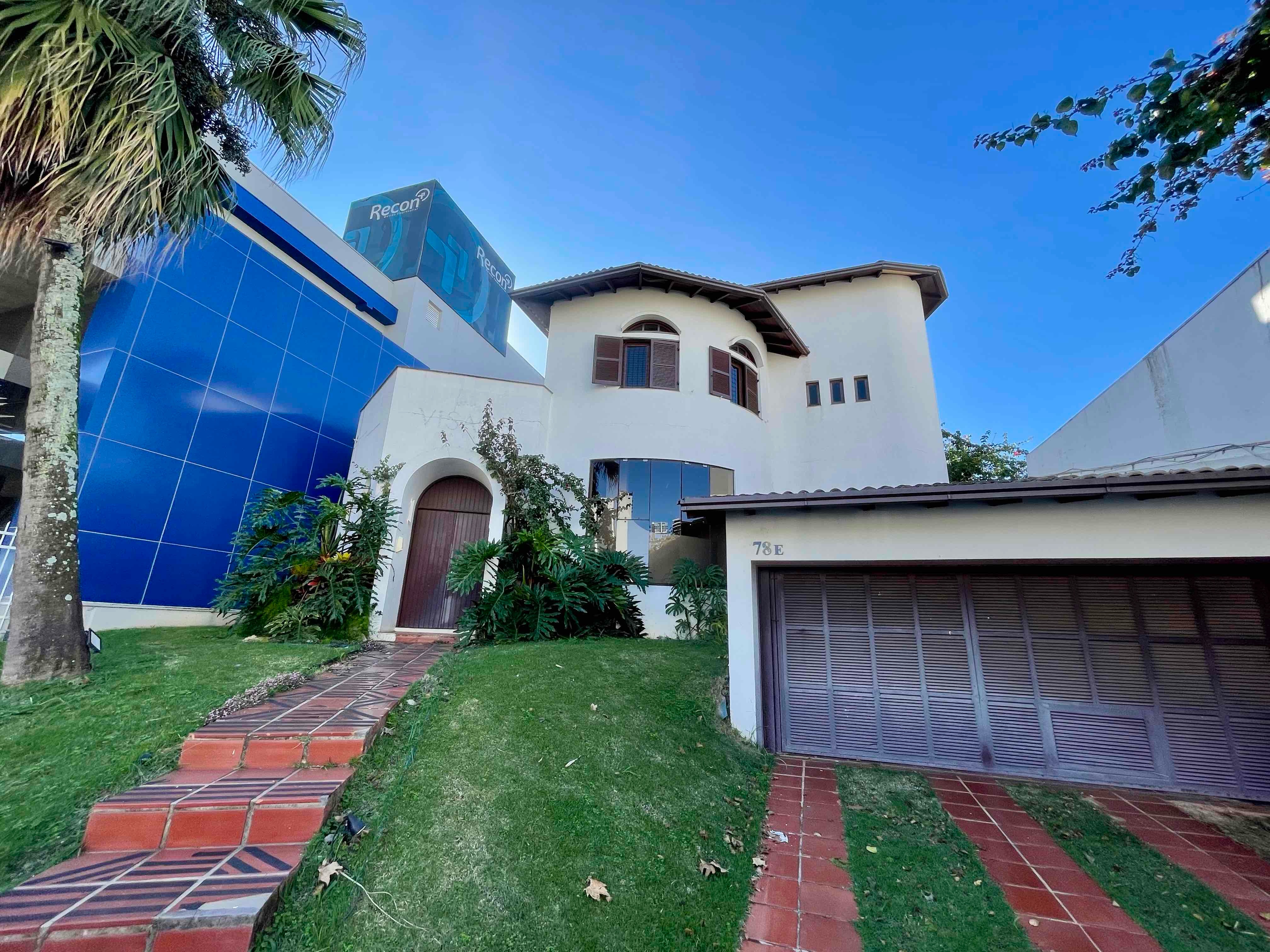 Casa para alugar com 4 banheiros, 2 vagas de garagens e 304m² de área privativa no bairro Maria Goretti