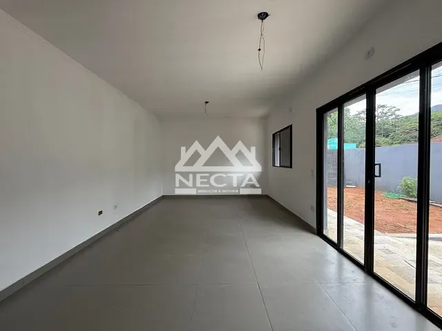 Casa à venda, no bairro Massaguaçu em Caraguatatuba