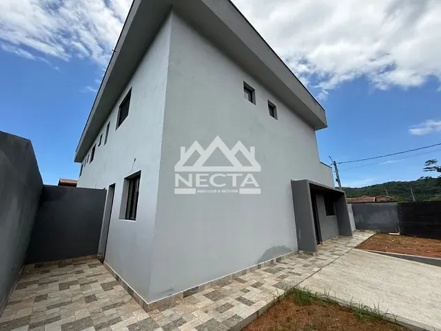 Casa à venda, no bairro Massaguaçu em Caraguatatuba