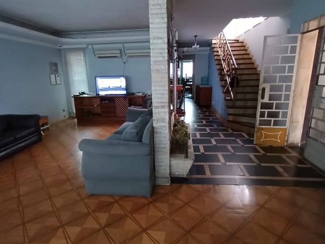 Casa com 245m², à venda ou para alugar, no bairro Centro em Pindamonhangaba