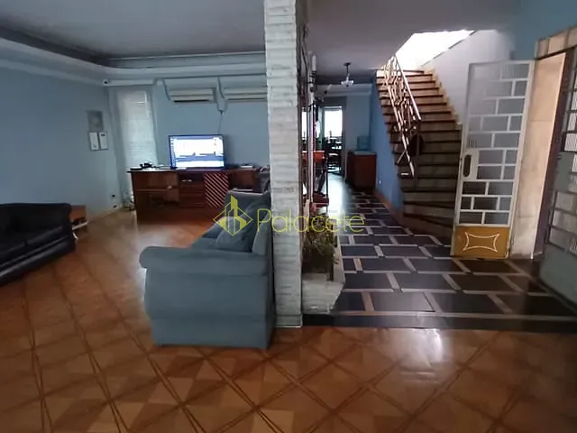 Casa com 245m², à venda ou para alugar, no bairro Centro em Pindamonhangaba