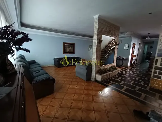Casa com 245m², à venda ou para alugar, no bairro Centro em Pindamonhangaba