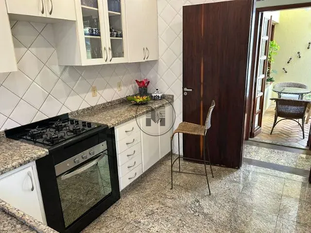 Casa com 300m² 4 quartos e 2 banheiros, para alugar, no bairro Vila Paraíba em Guaratinguetá