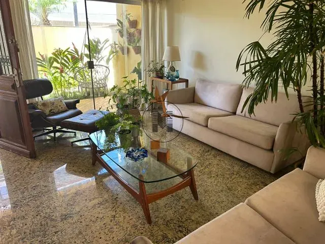 Casa com 300m² 4 quartos e 2 banheiros, para alugar, no bairro Vila Paraíba em Guaratinguetá