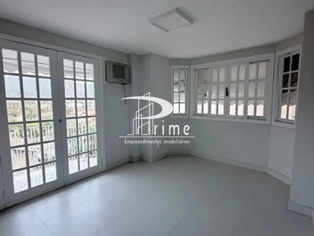 Casa com 750m² 5 quartos e 2 banheiros, à venda, no bairro Itaipu em Niterói