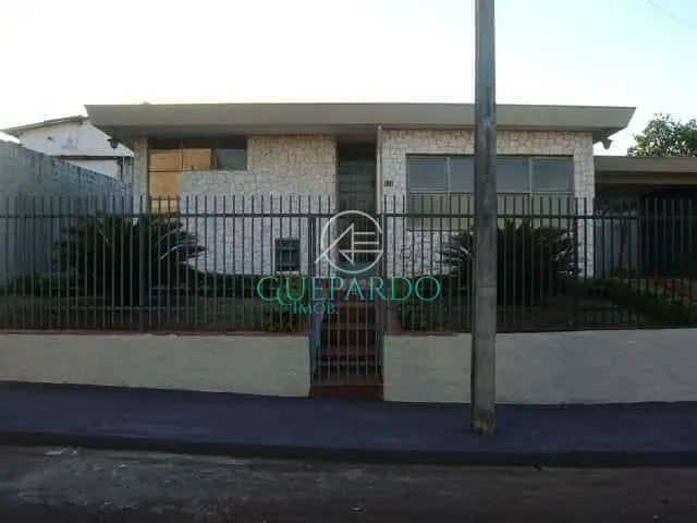 Casa com 575m² 4 quartos e 1 banheiro, à venda, no bairro Aparecida em Londrina