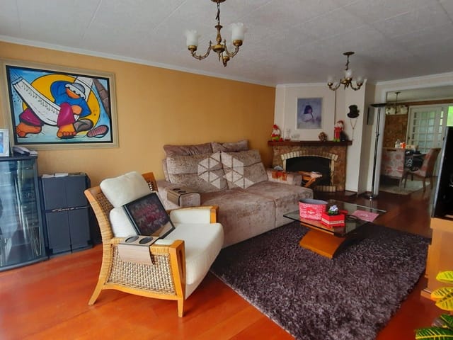 Casa 4 quartos e 2 banheiros, à venda, no bairro Pio X em Caxias do Sul
