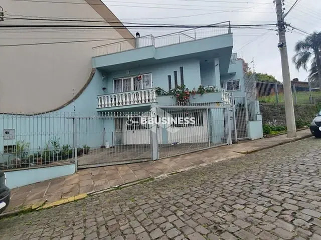 Casa 4 quartos e 2 banheiros, à venda, no bairro Pio X em Caxias do Sul