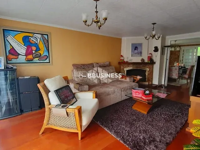 Casa 4 quartos e 2 banheiros, à venda, no bairro Pio X em Caxias do Sul