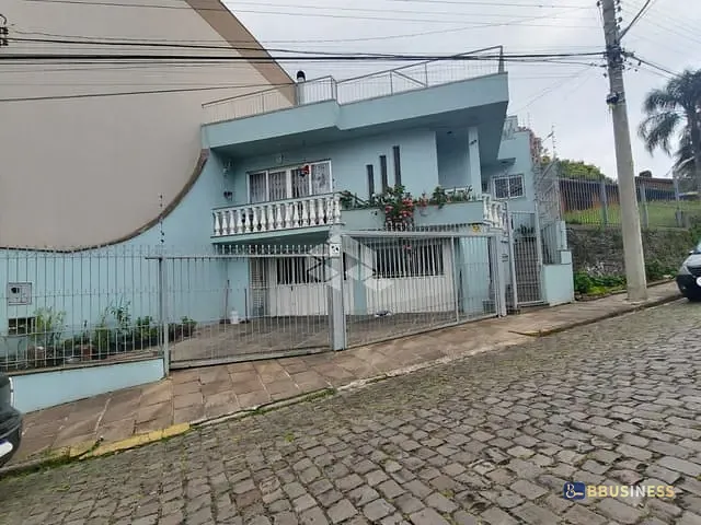 Casa 4 quartos e 2 banheiros, à venda, no bairro Pio X em Caxias do Sul