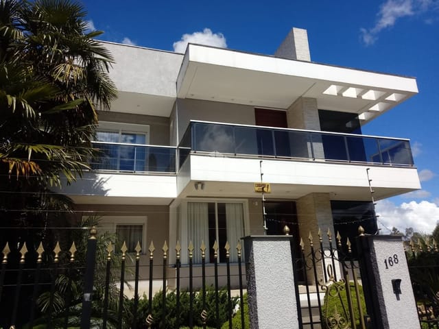 Casa com 600m² 4 quartos e 4 banheiros, à venda, no bairro Ana Rech em Caxias do Sul