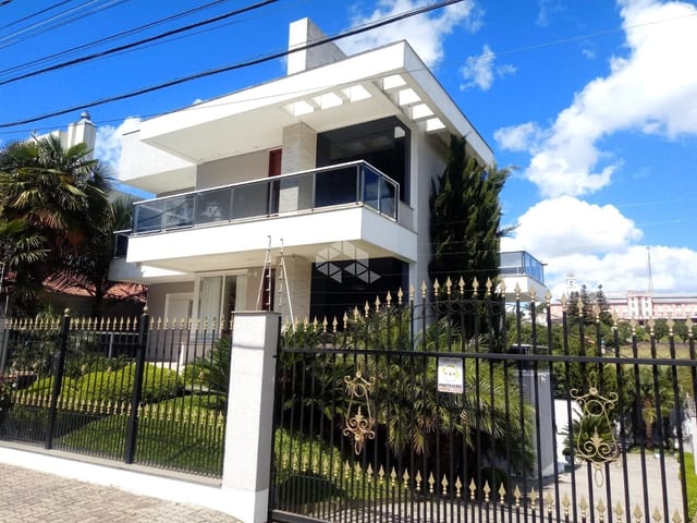 Casa com 600m² 4 quartos e 4 banheiros, à venda, no bairro Ana Rech em Caxias do Sul