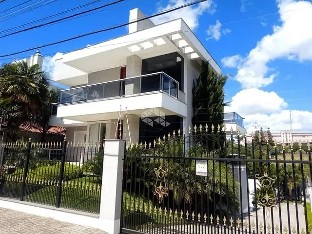Casa com 600m² 4 quartos e 4 banheiros, à venda, no bairro Ana Rech em Caxias do Sul