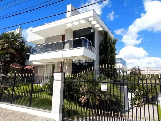 Casa com 600m² 4 quartos e 4 banheiros, à venda, no bairro Ana Rech em Caxias do Sul