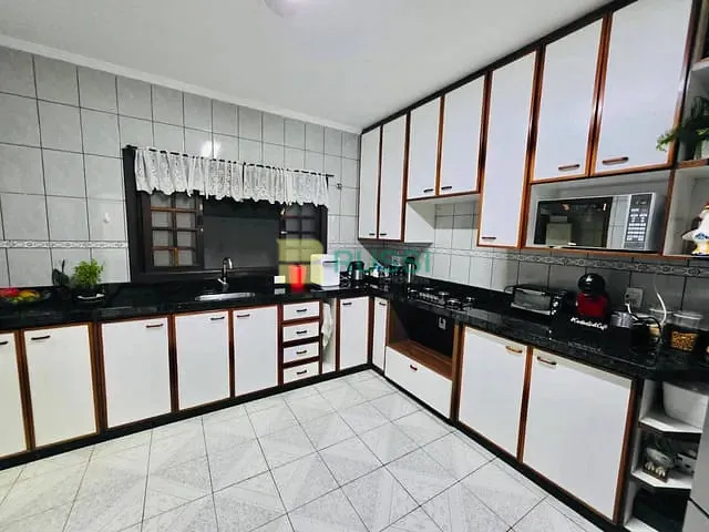 Casa 4 quartos e 3 banheiros, para alugar, no bairro Jardim das Colinas em São José dos Campos