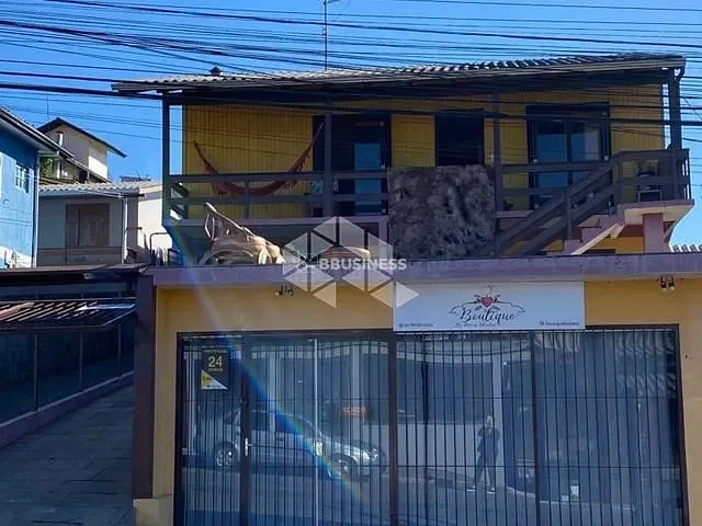 Casa 4 quartos e 2 banheiros, à venda, no bairro Santo Antônio em Caxias do Sul