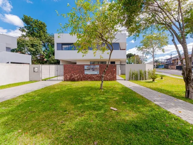 Casa com 1m² 3 quartos e 3 banheiros, à venda, no bairro Santa Felicidade em Curitiba