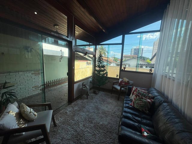 Casa com 300m² 4 quartos e 3 banheiros, à venda, no bairro Loteamento Ana Quirina em Pindamonhangaba