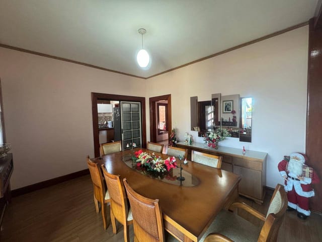 Casa com 300m² 4 quartos e 3 banheiros, à venda, no bairro Loteamento Ana Quirina em Pindamonhangaba