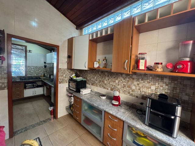 Casa com 300m² 4 quartos e 3 banheiros, à venda, no bairro Loteamento Ana Quirina em Pindamonhangaba