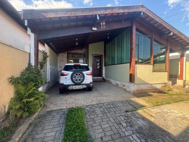 Casa com 300m² 4 quartos e 3 banheiros, à venda, no bairro Loteamento Ana Quirina em Pindamonhangaba