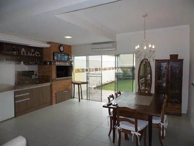 Casa 3 quartos e 4 banheiros, à venda, no bairro Hípica em Porto Alegre