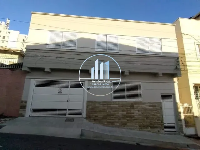 Casa com 120m² 4 quartos e 2 banheiros, para alugar, no bairro Centro em Pouso Alegre