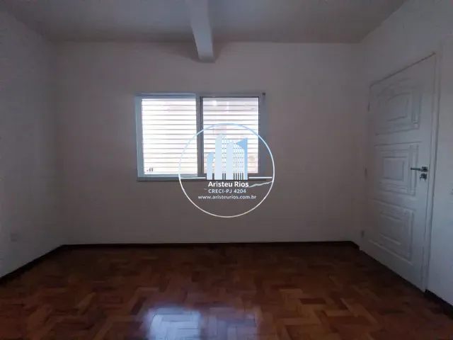 Casa com 120m² 4 quartos e 2 banheiros, para alugar, no bairro Centro em Pouso Alegre