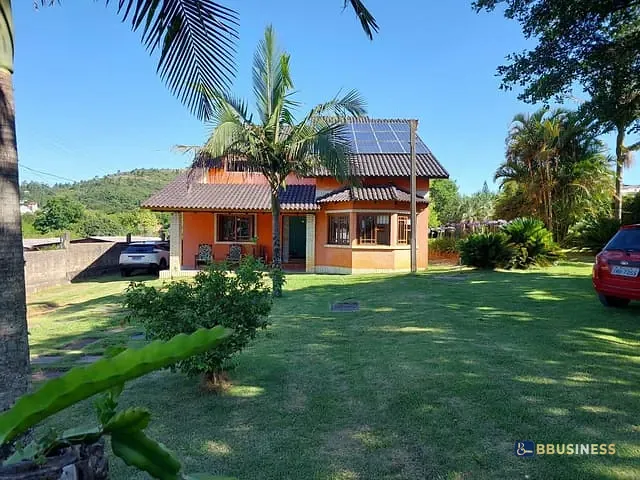 Casa com 344m² 3 quartos e 2 banheiros, à venda, no bairro Vila Nova em Porto Alegre
