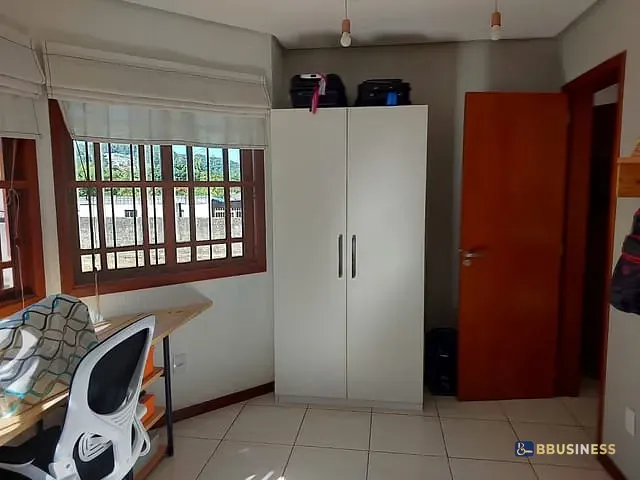 Casa com 344m² 3 quartos e 2 banheiros, à venda, no bairro Vila Nova em Porto Alegre