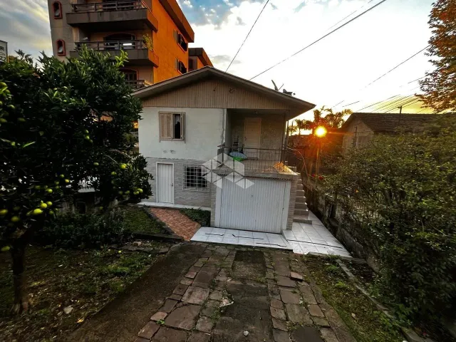 Casa 3 quartos e 2 banheiros, à venda, no bairro Medianeira em Caxias do Sul