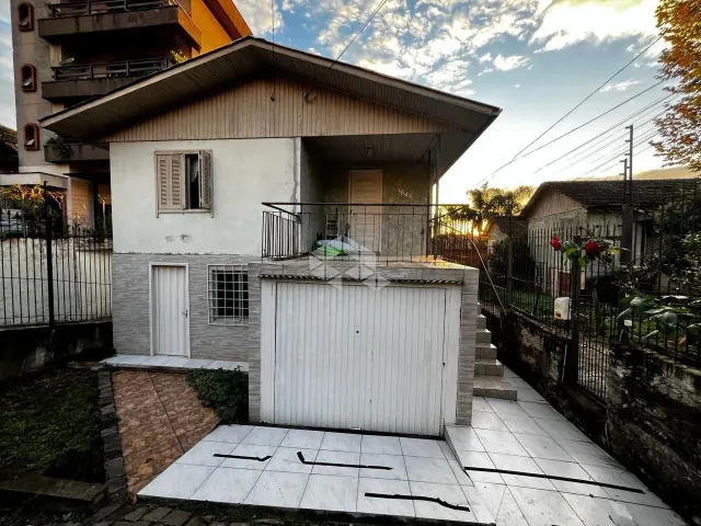 Casa 3 quartos e 2 banheiros, à venda, no bairro Medianeira em Caxias do Sul