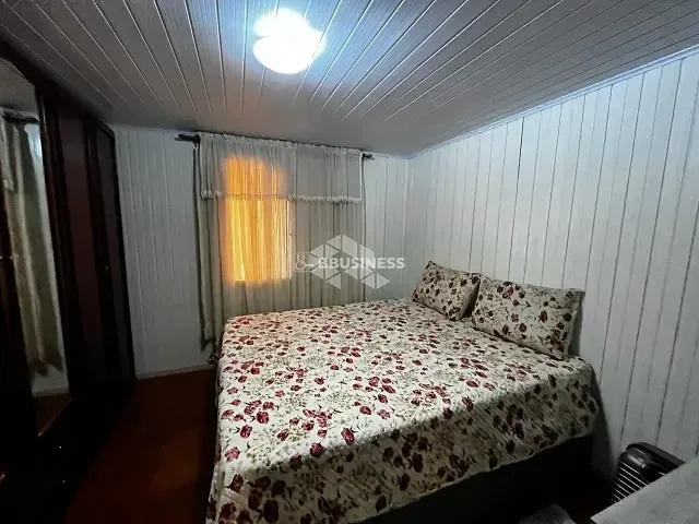 Casa 3 quartos e 2 banheiros, à venda, no bairro Medianeira em Caxias do Sul