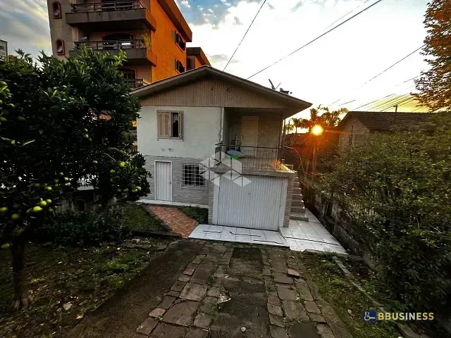 Casa 3 quartos e 2 banheiros, à venda, no bairro Medianeira em Caxias do Sul
