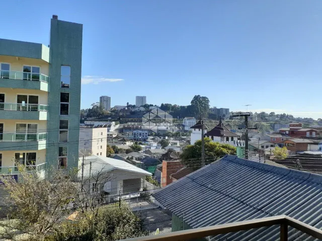 Casa 3 quartos e 3 banheiros, à venda, no bairro Floresta em Caxias do Sul