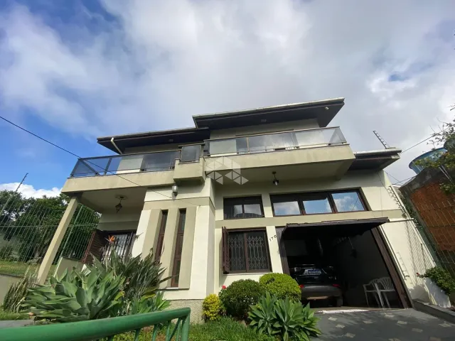 Casa 3 quartos e 3 banheiros, à venda, no bairro Floresta em Caxias do Sul