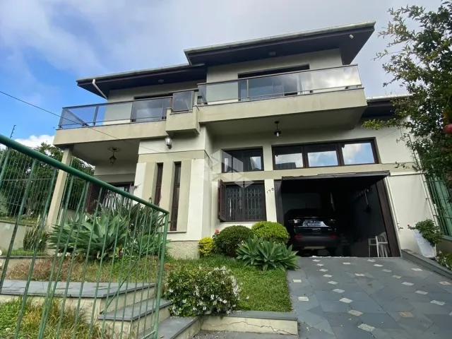 Casa 3 quartos e 3 banheiros, à venda, no bairro Floresta em Caxias do Sul