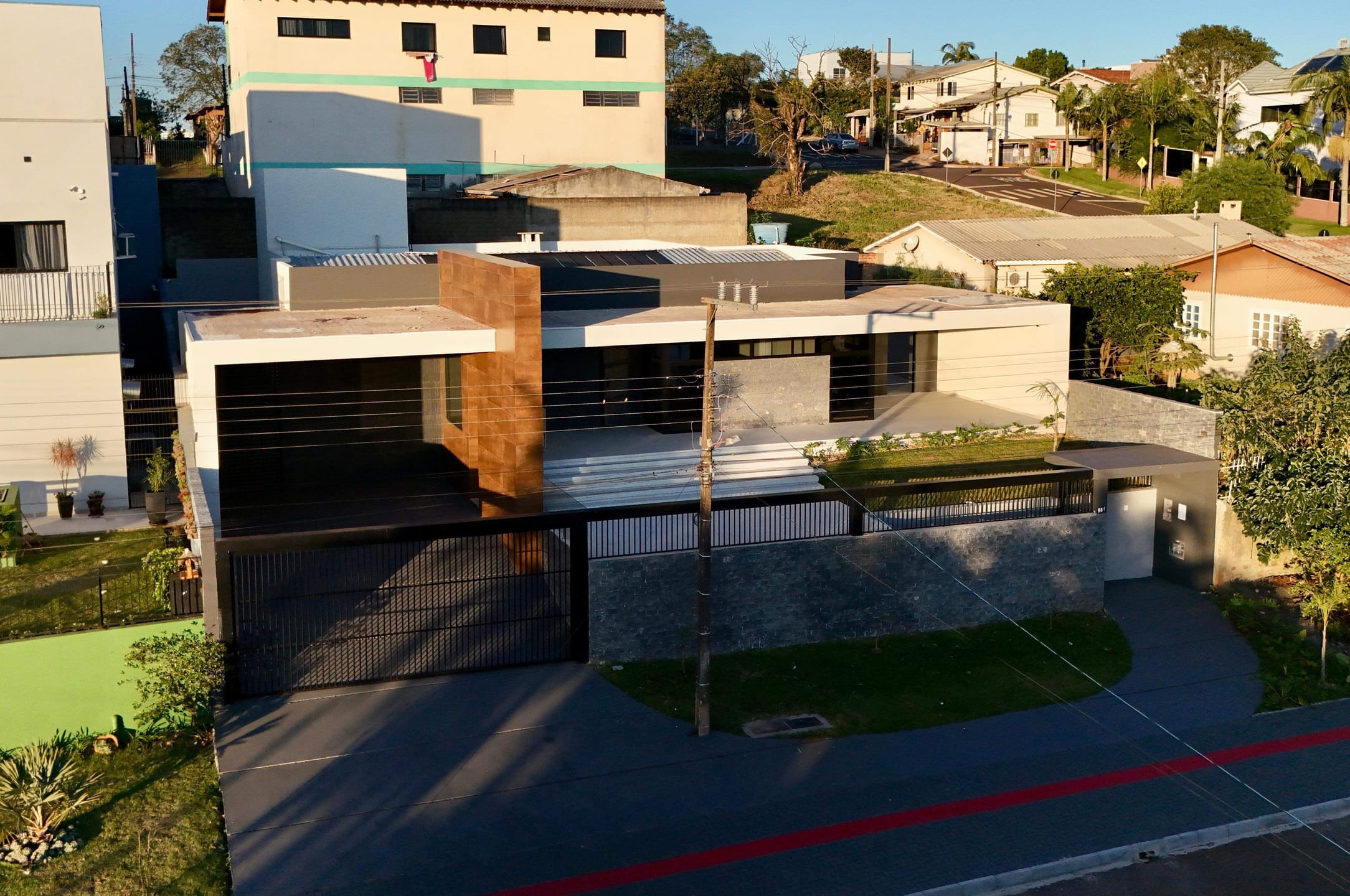 Casa à venda com 3 dormitórios, 2 banheiros, 2 vagas de garagens e 285m² de área privativa no bairro Santa Maria