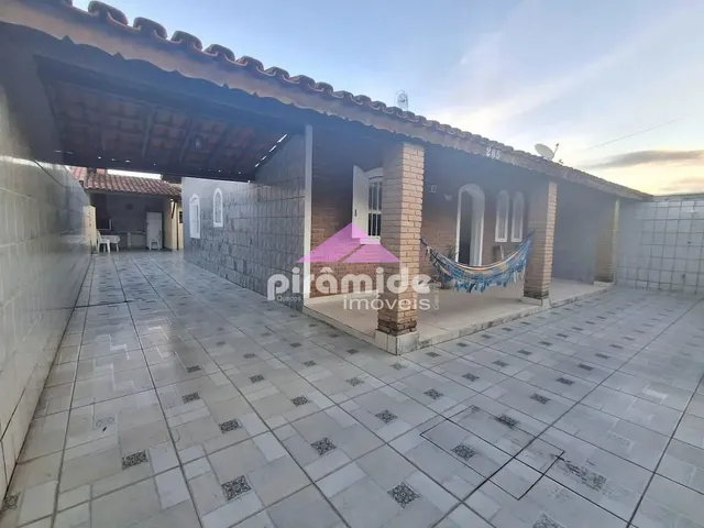 Casa com 258m² 2 quartos e 2 banheiros, à venda, no bairro Praia das Palmeiras em Caraguatatuba