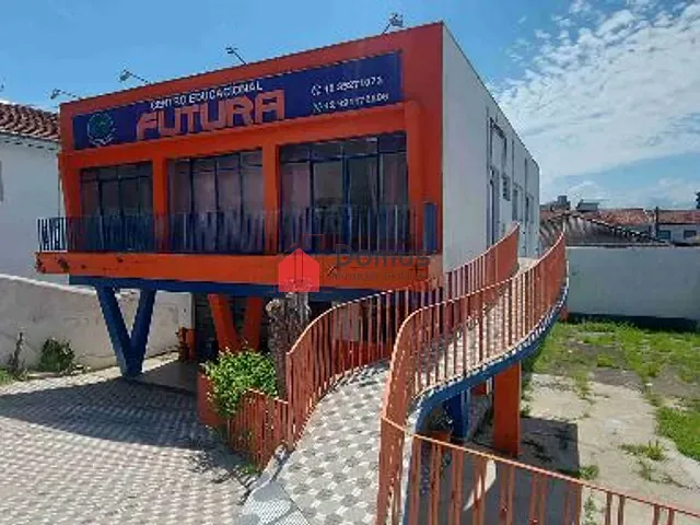 Casa com 553m², para alugar, no bairro Centro em Pindamonhangaba