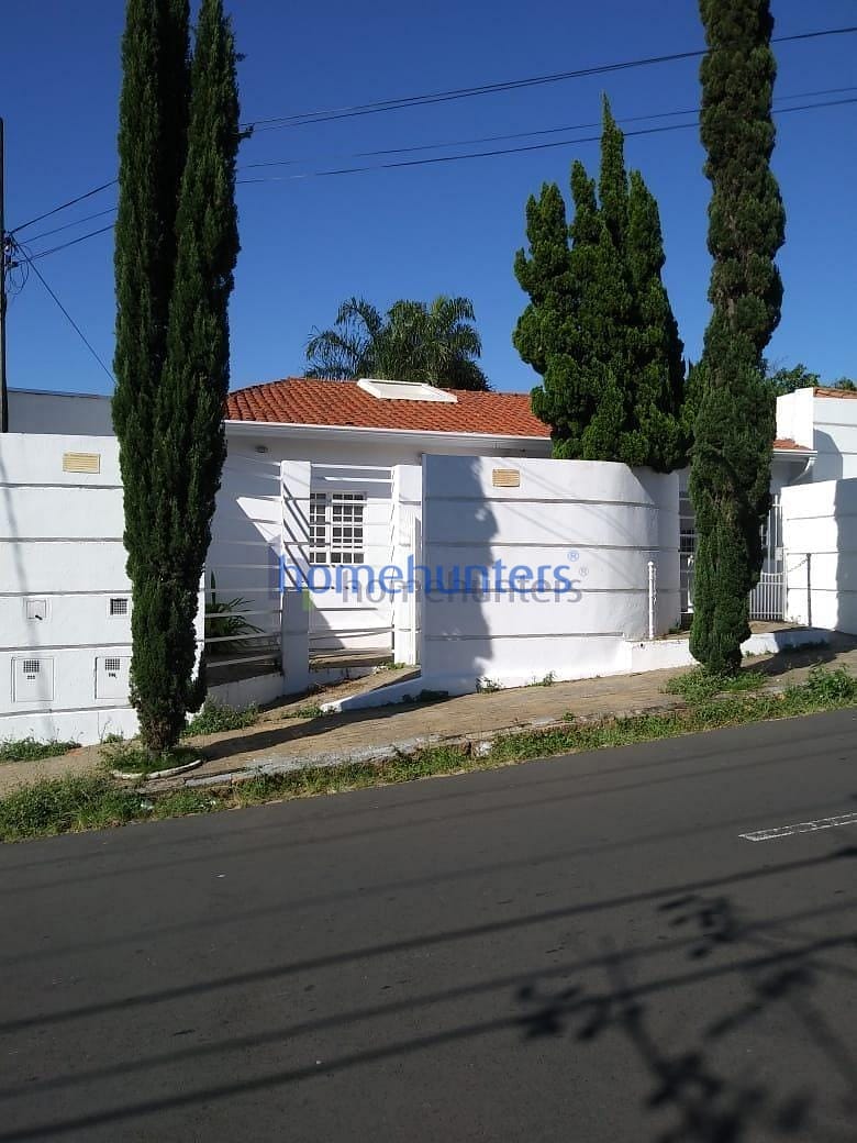 Casa à venda com 6 quartos, 150m² - Foto 1