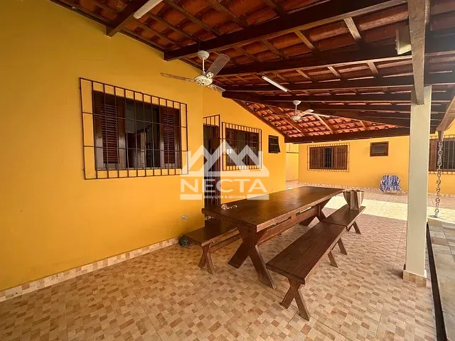 Casa com 300m² 4 quartos e 2 banheiros, à venda, no bairro Praia das Palmeiras em Caraguatatuba