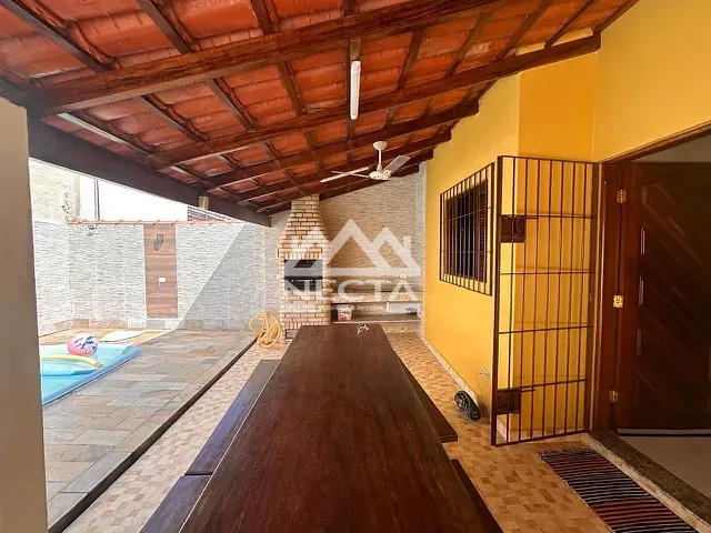 Casa com 300m² 4 quartos e 2 banheiros, à venda, no bairro Praia das Palmeiras em Caraguatatuba