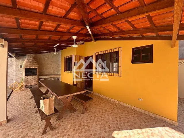 Casa com 300m² 4 quartos e 2 banheiros, à venda, no bairro Praia das Palmeiras em Caraguatatuba