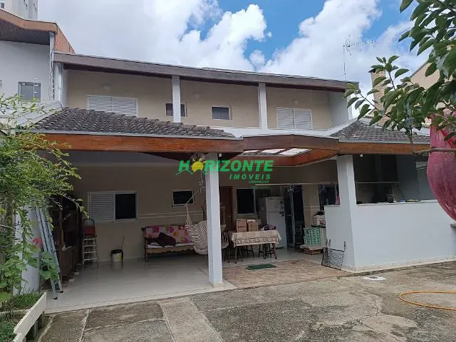 Casa com 250m² 3 quartos e 3 banheiros, à venda, no bairro Loteamento Villa Branca em Jacareí